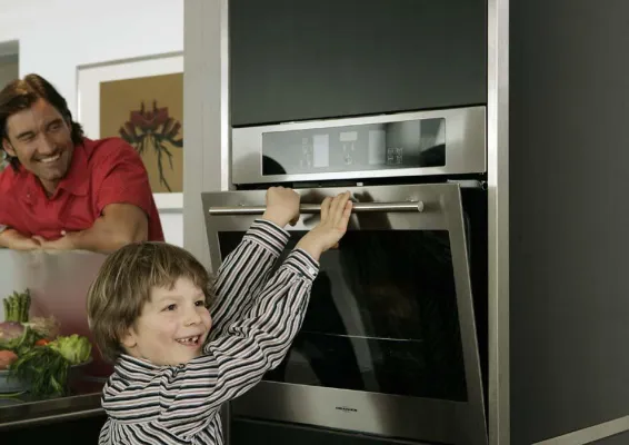 Bild: Oranier Küchentechnik: Pyrolyse-Technik - der selbstreinigende Backofen