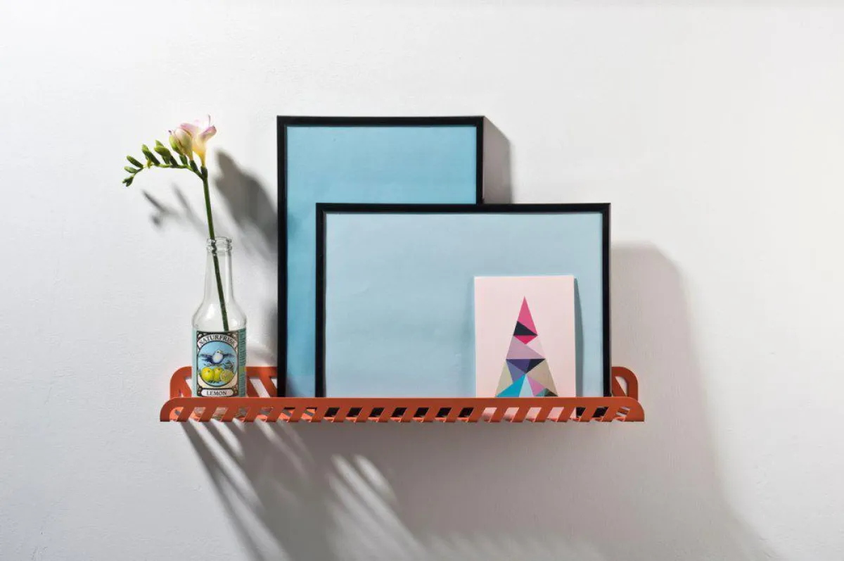 Wandregal Grid 02 von weld & co in der Farbe Lachsrot.