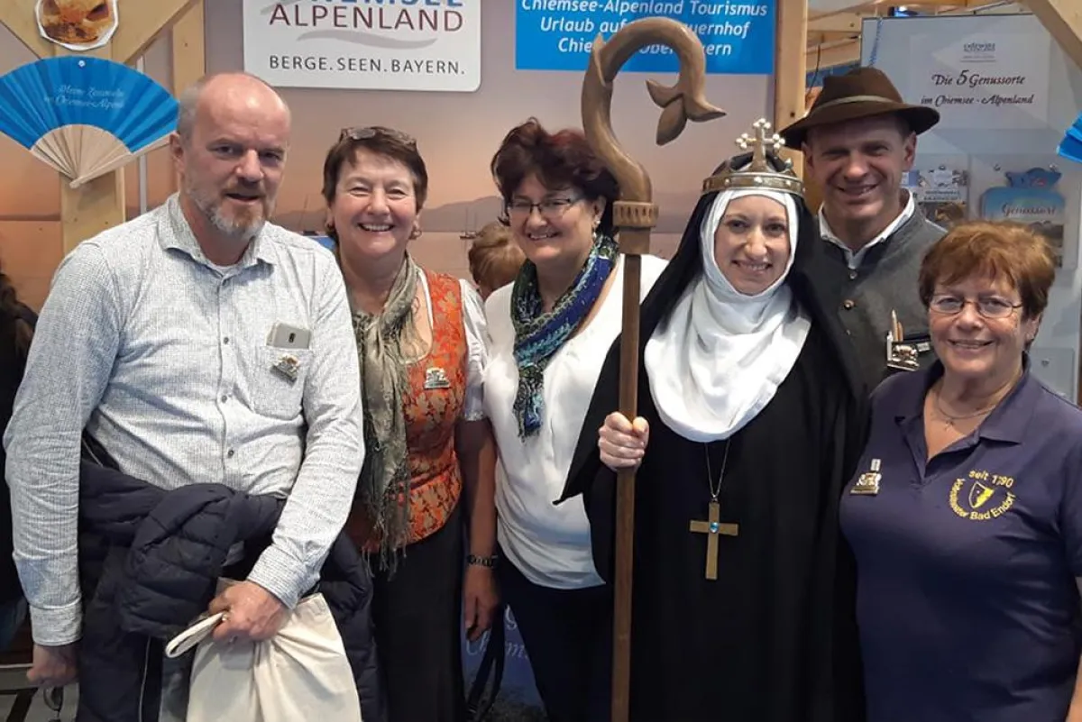 Vertreter der Theatergesellschaft Bad Endorf am Stand der Chiemsee-Alpenland Tourismus GmbH