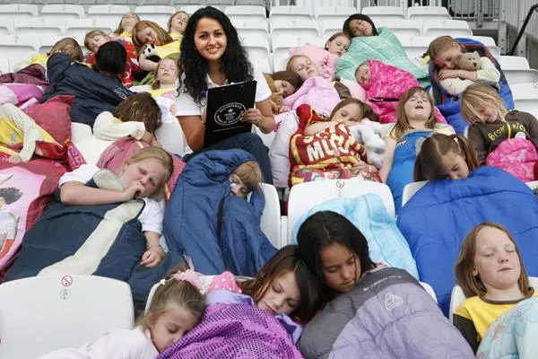 Bild: Megaschlafnacht 2009 für Tausende von Kindern: Das weltweite Übernachtungsabenteuer