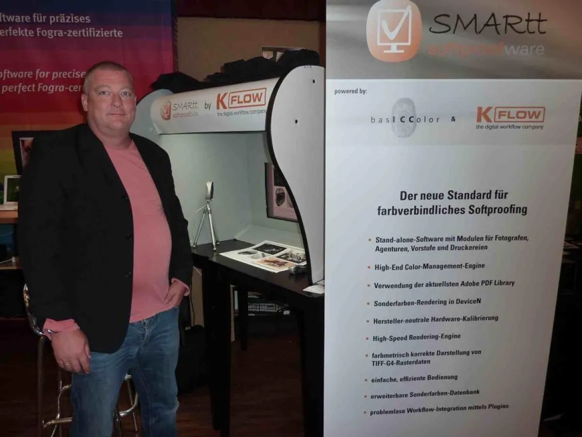 Achim Strukmeier präsentiert die Gemeinschaftsproduktion von Just Normlicht und K-Flow: »SMARtt. softproofbox« ? die weltweit erst