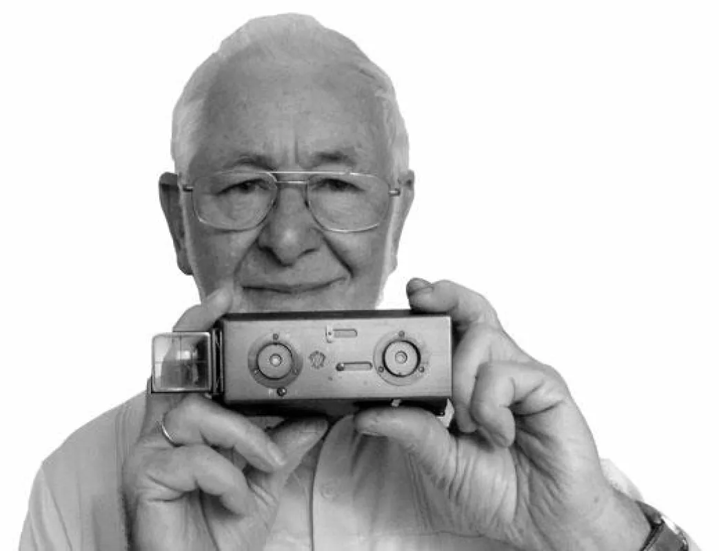 Jürgen Schlinger mit der Stereokamera