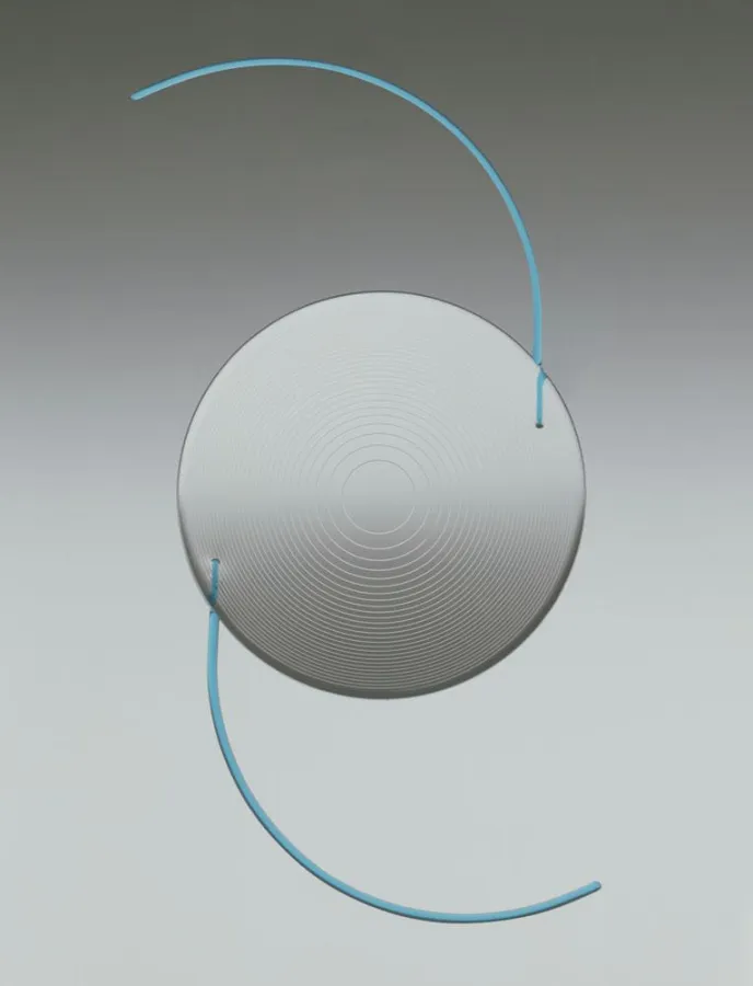 Bifokallinse: man erkennt den diffrakteren Einschliff der Linse, der zwei Brennpunkte erzeugt.