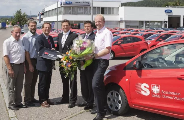 Bild: Fahrzeugübergabe - Caritasverband Hochrhein e.V. vertraut auf ALD Automotive
