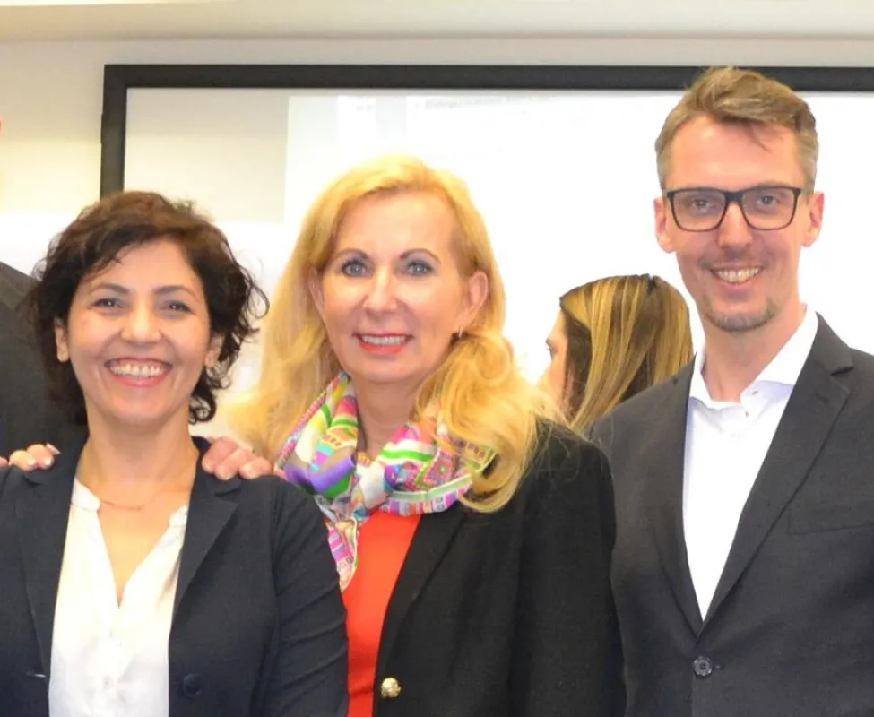 (v.li.): Prof. Esin Bozyazi, Prof. Sonja Salmen, Prof. Lars Castellucci. Foto: Franz Motzko