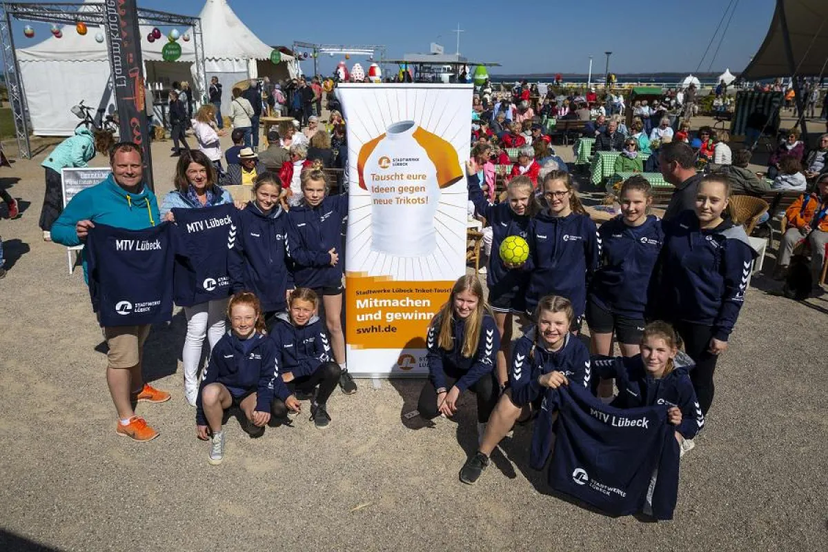 Neue einheitliche Hoodies die Handballerinnen des MTV Lübeck