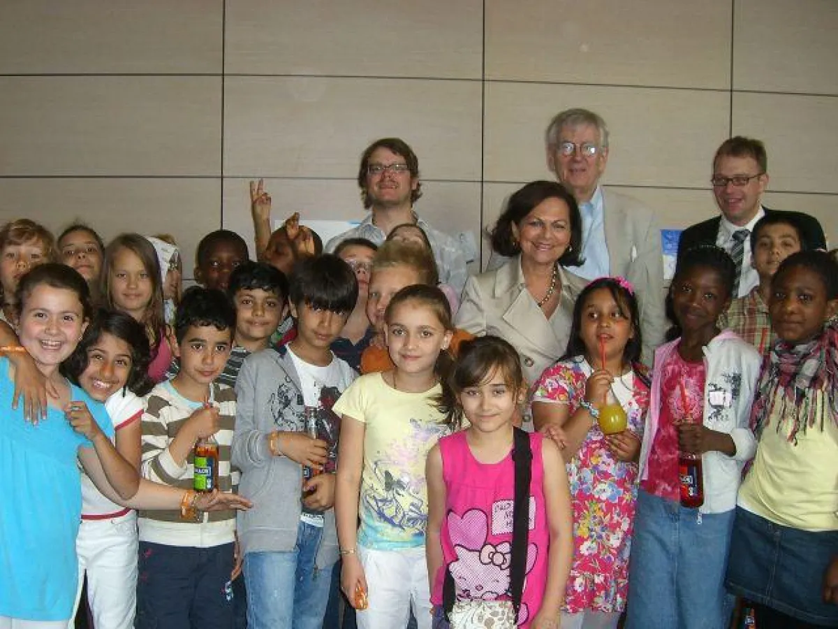 Hamburger Grundschüler auf der Ausstellung. Hinten (v.l.n.r.): Oliver Barfknecht, Sonja Lahnstein-Kandel (beide step21), Prof. Dr. Hornborstel ( Harold A. und Ingeborg L. Hartog-Stiftung), Dr. Andrea