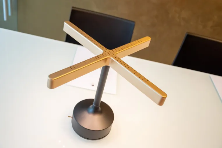 ErreXZero: eine Tischlampe zur Entkeimung von Oberflächen und Luft Bild: ErreXZero: eine Tischlampe zur Entkeimung von Oberflächen und Luft