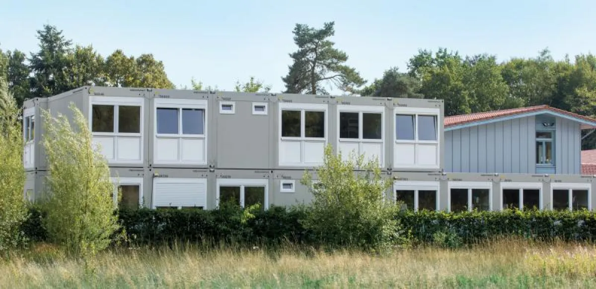 In Uelzen errichtete ELA eine Dialysepraxis aus 33 Containermodulen.