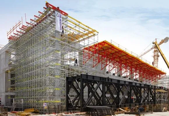 Traggerüst und Montageplattform für 180-Tonnen-Dachträger Bild: Traggerüst und Montageplattform für 180-Tonnen-Dachträger