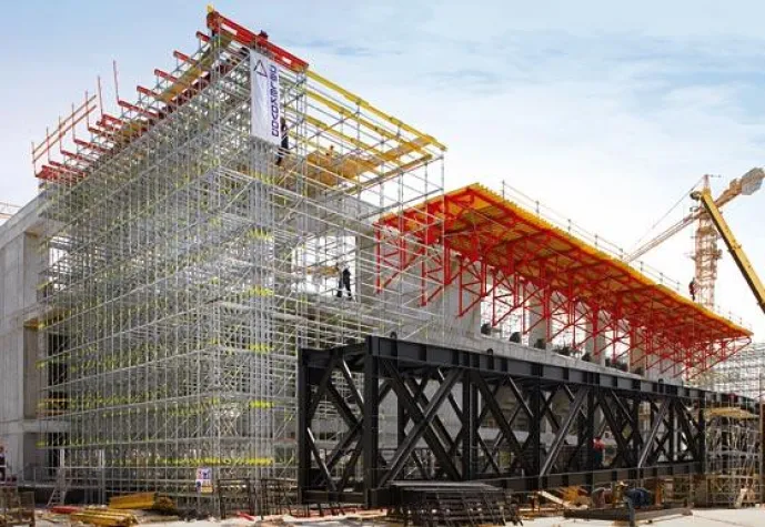 Bild: Traggerüst und Montageplattform für 180-Tonnen-Dachträger