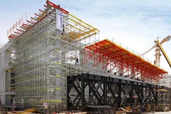 Traggerüst und Montageplattform für 180-Tonnen-Dachträger Bild: Traggerüst und Montageplattform für 180-Tonnen-Dachträger