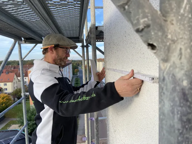 Bild: Was macht Ronny Claus am Hochhaus?