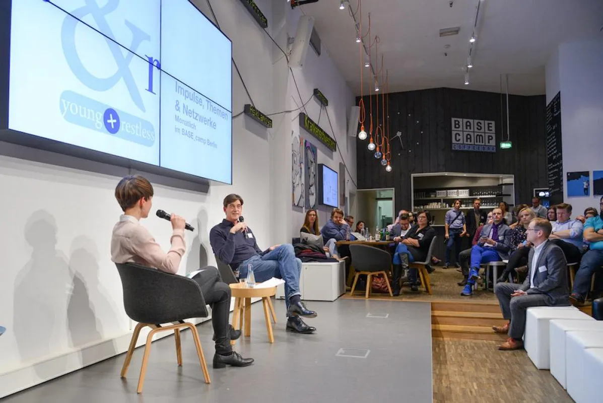 young + restless ist das Netzwerktreffen für Young Professionals in Berlin. Foto: Henrik Andree