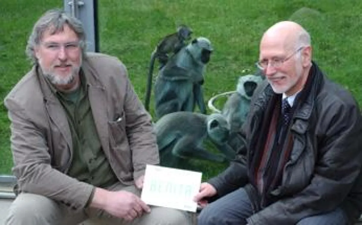 (v.l.) Dr. Norbert Fritsch (Direktor der Neunkircher Zoologischer Garten GmbH) und Prof. Dr. Hans-Joachim Weber (Leiter des Clusters BEN), im Hintergrund Benita mit Mutter Devi.