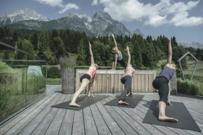 Bild: Sonnengruß mit Bergblick
