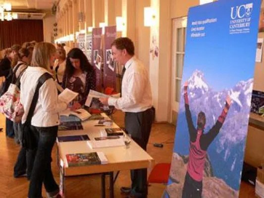 away - Die Auslandsmessen für Schüler, Auszubildende und Studenten Bild: away - Die Auslandsmessen für Schüler, Auszubildende und Studenten