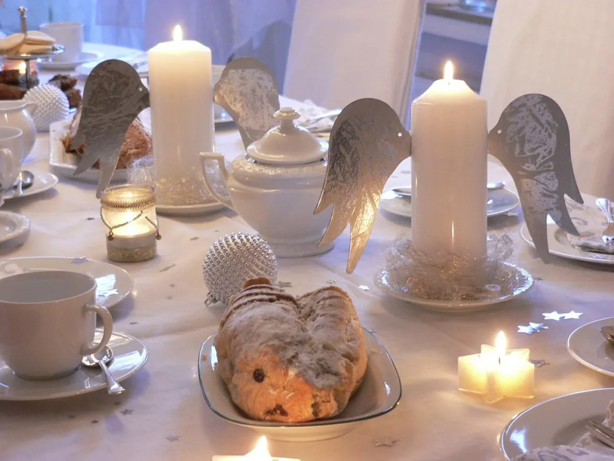 Stumpen-Kerzen in RAL-Qualität mit Engelsflügeln. Foto: Gütegemeinschaft Kerzen