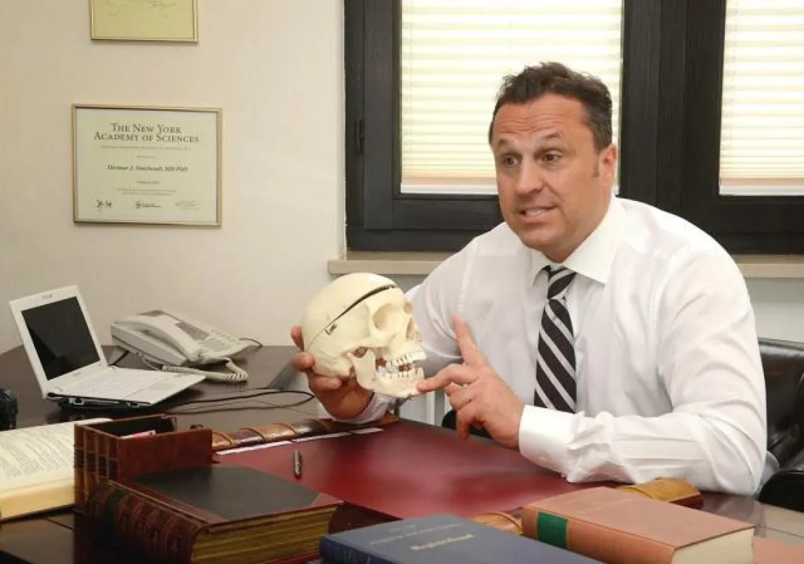 Dietmar Daichendt, Allgemeinarzt und Professor für Osteopathie