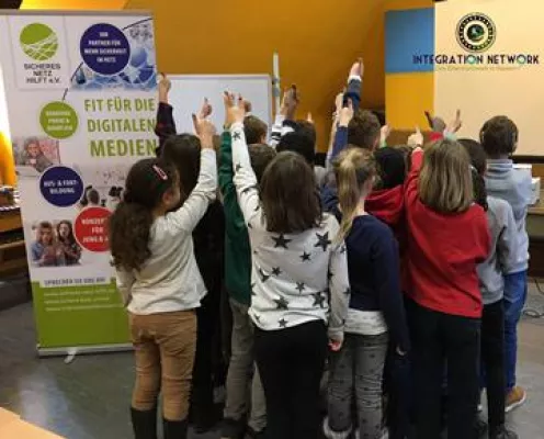 Knaller Kinder in FFM-Schwanheim - Medienkompetenz an der August-Gräser-Schule Bild: Knaller Kinder in FFM-Schwanheim - Medienkompetenz an der August-Gräser-Schule