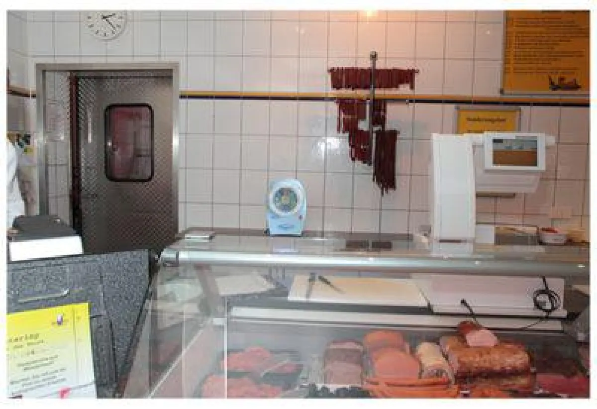 Wespen und andere Fluginsekten haben in den Auslagen eines Fleischerfachgeschäftes nichts zu suchen