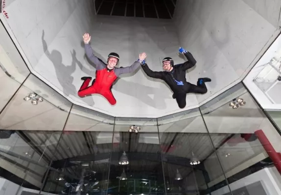 Bild: Schneefreier Action-Spaß: Fliegen im Windkanal bei Indoor Skydiving Bottrop