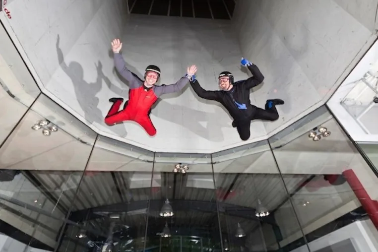 Bild: Schneefreier Action-Spaß: Fliegen im Windkanal bei Indoor Skydiving Bottrop