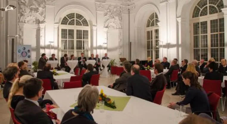 Die Podiumsdiskussion zum 3. Bayerischen Tag der Telemedizin Bild: Die Podiumsdiskussion zum 3. Bayerischen Tag der Telemedizin