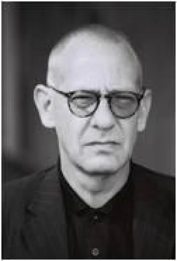 Dr. Matthias A. Poos ist Texter und Konzeptioner, hat in großen und kleinen nationalen und internationalen Agenturen gearbeitet, ist seit 10 Jahren selbstständig und arbeitet seit 20 Jahren als Dozent