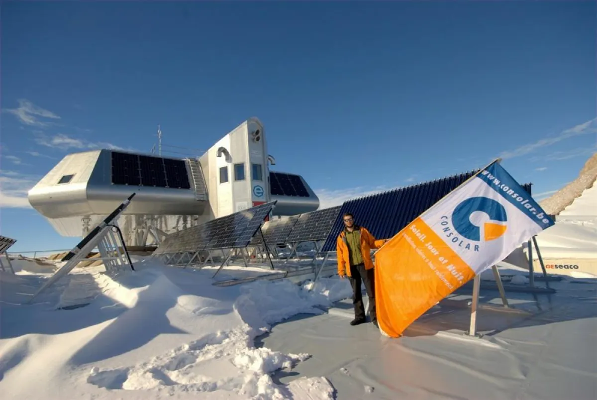 Thomas Gillon von Consolar vor der Polarstation “Princess Elisabeth” in der Antarktis