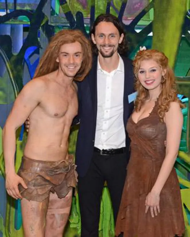 Neven Subotic (Mitte) feiert mit Tarzan und Jane den ersten Geburtstag des Musicals in Oberhausen
