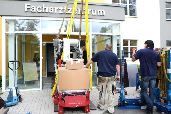 „Per Autokran in die Zentralklinik“ – Linearbeschleuniger für neue Strahlentherapie wurde angeliefert Bild: „Per Autokran in die Zentralklinik“ – Linearbeschleuniger für neue Strahlentherapie wurde angeliefert