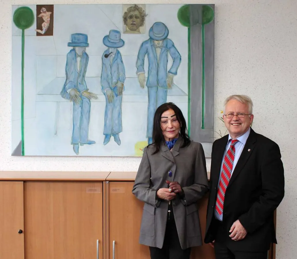 Angelina Androvic Gradisnik und BM Brum bei der Übergabe des Gemäldes