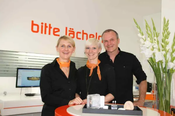 Bild: Currywurst und TESTENEERS® bei Eröffnung in Berlin Nähe Ku´damm