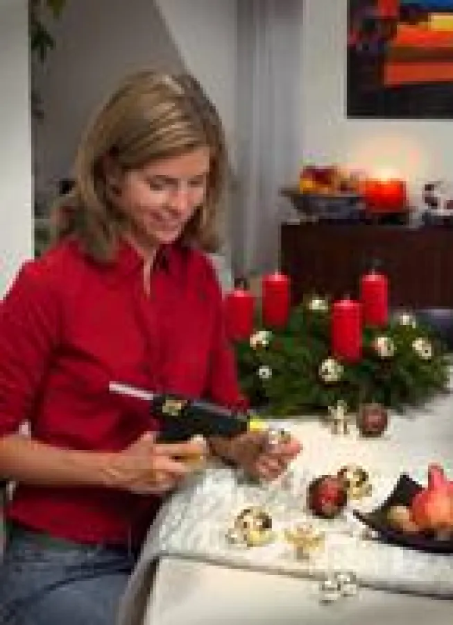 Mit dem Pattex Hobby Heißkleber-Set den Adventskranz weihnachtlich schmücken. Foto: Henkel Pattex