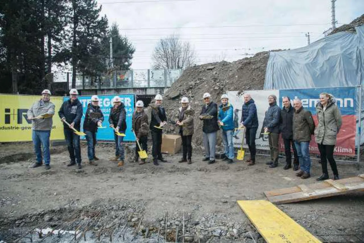 Vertreter der Partnerfirmen und die Architekten feierten den Spatenstich gemeinsam