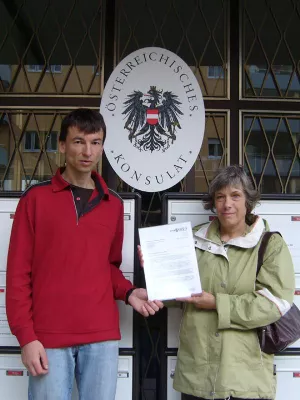 Übergabe eines Protestschreibens gegen die willkürliche Inhaftierung österreichischer Tierschützer Bild: Übergabe eines Protestschreibens gegen die willkürliche Inhaftierung österreichischer Tierschützer