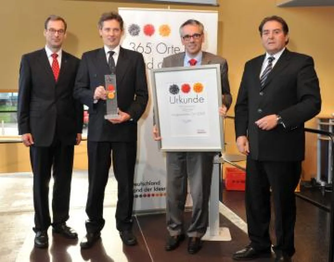 Preisverleihung an der SRH Hochschule Heidelberg, v. l. n. r.: Andreas Rohde von der Deutschen Bank, HeidelSat-Projektleiter Prof. Dr. Achim Gottscheber, Rektor Prof. Dr. Jörg Winterberg und Uwe Hollm