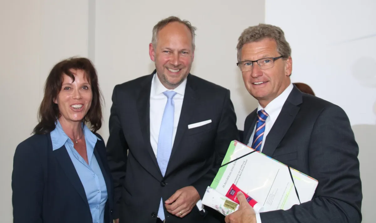 Merz_Dental_Produktionseröffnung_April_2019: Landrätin S. Ladwig, F. Klingenburg & Dr. B. Buchholz