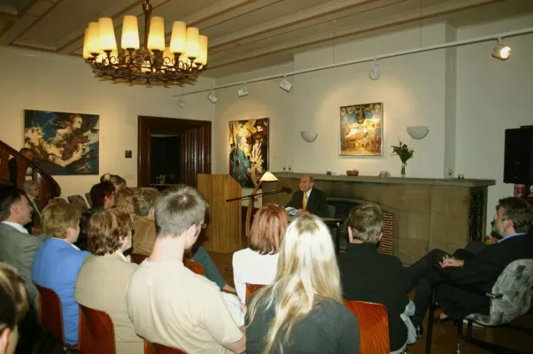 Bild: Lesung und Vernissage von Prof. Karl Oppermann mit riesigem Erfolg - Großes Interesse an der Jubiläumsausstellung auf dem Campus der Hochschule Harz