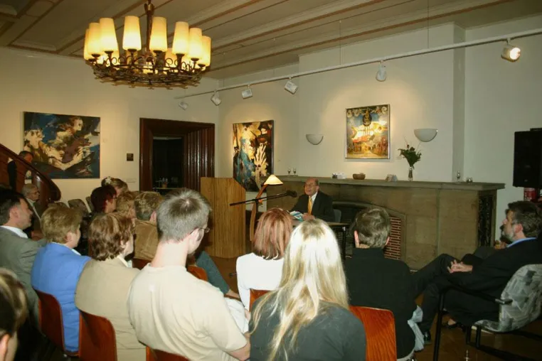 Lesung und Vernissage von Prof. Karl Oppermann mit riesigem Erfolg - Großes Interesse an der Jubiläumsausstellung auf dem Campus der Hochschule Harz Bild: Lesung und Vernissage von Prof. Karl Oppermann mit riesigem Erfolg - Großes Interesse an der Jubiläumsausstellung auf dem Campus der Hochschule Harz