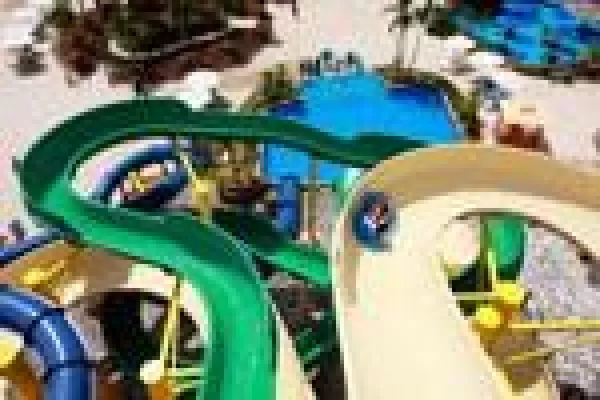 Bild: Bei Centara Hotels & Resorts sind Kinder in ihrem Element Familienurlaub mit Wasserrutschen Spaß