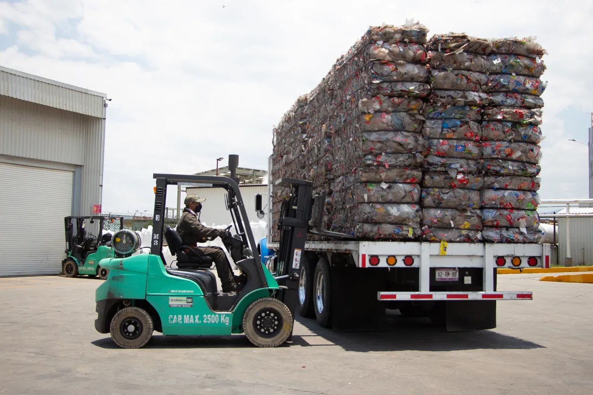 PET-Flaschen werden zusammengepresst und in großen Mengen zu den Recyclingfabriken transportiert.