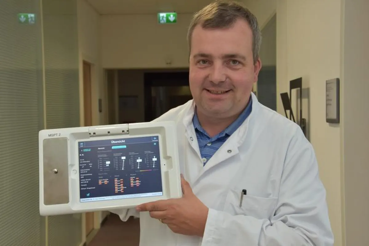 Prof. Tjalf Ziemssen, Leiter des MS-Zentrums, zeigt die Auswertung eines MS-Performance-Tests, den Patienten auf einem speziell konzipierten Tablet absolvieren. (Felix Koopmann / Uniklinikum Dresden)