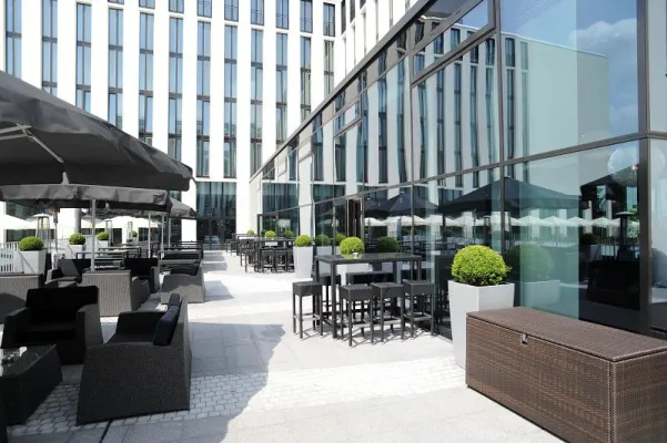 Bild: Leonardo Royal Hotel Munich eröffnet Sommerterrasse mit Charity-Event zugunsten Manuel Neuers Kids Foundation