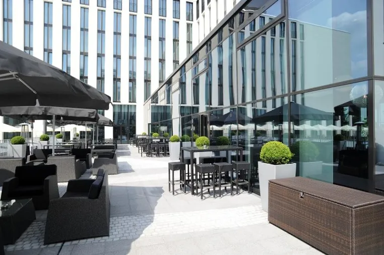 Bild: Leonardo Royal Hotel Munich eröffnet Sommerterrasse mit Charity-Event zugunsten Manuel Neuers Kids Foundation