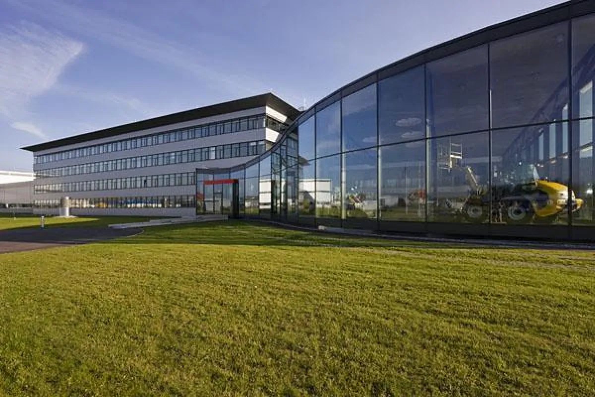 Die filigrane Fassade wurde von FREYLER Metallbau entwickelt, nach Planmaßen gefertigt und aufgebaut. Jede Scheibe im oberen Bereich wurde als Trapez umgesetzt, nur so war der geschwungene Grundriss d