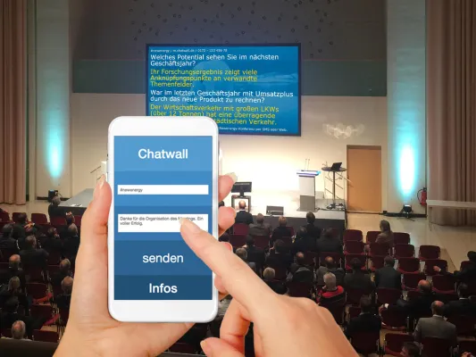 Bild: Die SMS-Chatwall unterstützt Firmenkonferenzen für ein aktives Mitarbeiter-Feedback