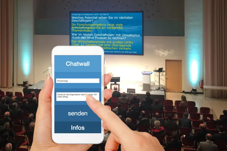 Bild: Die SMS-Chatwall unterstützt Firmenkonferenzen für ein aktives Mitarbeiter-Feedback