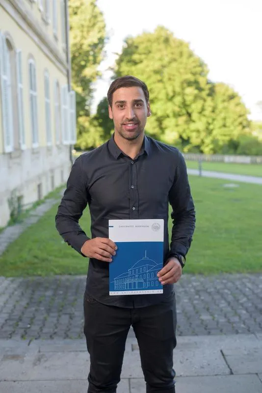 Denny Khedira - bester Master-Absolvent 2016 im Studiengang Management an der Universität Hohenheim (Universität Hohenheim / Oskar Eyb)